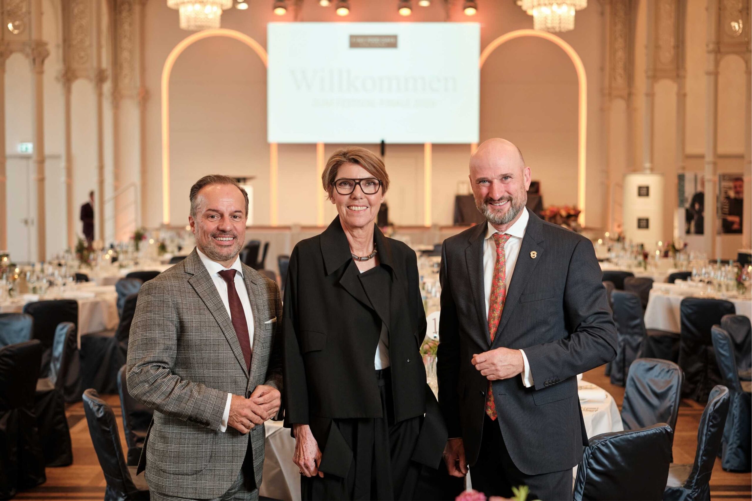 Der Vorstand der Fine Fod Days Cologne mit der Moderatorin des Finales in der Flora. Franz Gruber, Bettina Böttinger und Jürgen Blank.